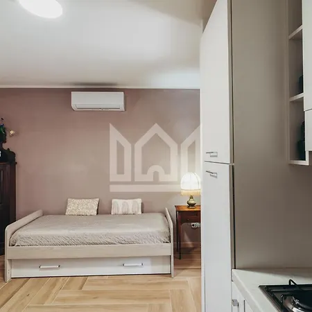 Gold Palace ***** מלון דירות פררה